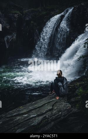 Mädchen vor einem Wasserfall in Norwegen Stockfoto