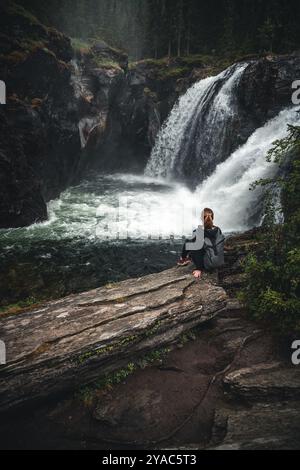 Mädchen vor einem Wasserfall in Norwegen Stockfoto