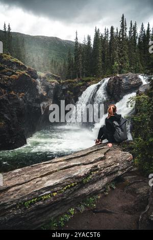 Mädchen vor einem Wasserfall in Norwegen Stockfoto