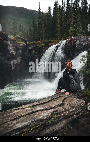 Mädchen vor einem Wasserfall in Norwegen Stockfoto