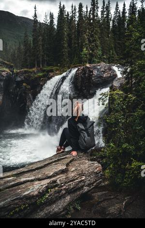 Mädchen vor einem Wasserfall in Norwegen Stockfoto