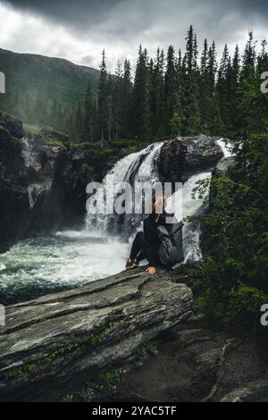 Mädchen vor einem Wasserfall in Norwegen Stockfoto