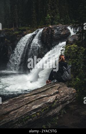 Mädchen vor einem Wasserfall in Norwegen Stockfoto