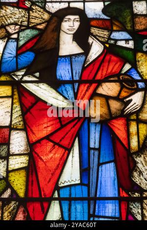 England, Kent, Tunbridge Wells, King Charles the Martyr Church, Innenansicht, farbenfrohes, modernes Buntglasfenster mit einer Frau, die ein Glas trägt Stockfoto