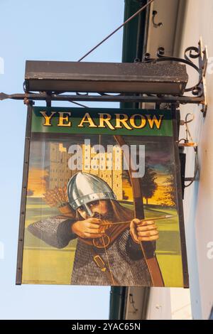 England, Kent, Rochester, YE Arrow Pub Schild mit Medieval Archer und Rochester Castle Stockfoto