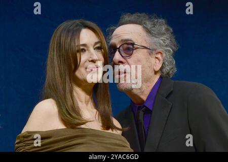 Lyon, Frankreich. Oktober 2024. Monica Bellucci und Tim Burton nehmen am 12. Oktober 2024 an der Eröffnungsnacht des Lumiere Festivals in Lyon Teil. (Foto: Romain Doucelin/NurPhoto) Credit: NurPhoto SRL/Alamy Live News Stockfoto