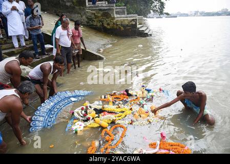 Feierlichkeiten zum Ende des Durga Puja Festivals die Göttin Durga tauchen in den Ganges ein, was das Ende des Hindu Durga Puja Festivals markiert. Das Durga Puja Festival ist das größte religiöse Ereignis für die bengalischen Hindus, glauben, dass die Göttin Durga die Macht und den Triumph des Guten über das Böse symbolisiert. Am 12. Oktober 2024 in Kalkutta, Indien. Kolkata Westbengalen Indien Copyright: XDipaxChakrabortyx Stockfoto