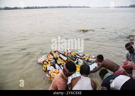 Feierlichkeiten zum Ende des Durga Puja Festivals die Göttin Durga tauchen in den Ganges ein, was das Ende des Hindu Durga Puja Festivals markiert. Das Durga Puja Festival ist das größte religiöse Ereignis für die bengalischen Hindus, glauben, dass die Göttin Durga die Macht und den Triumph des Guten über das Böse symbolisiert. Am 12. Oktober 2024 in Kalkutta, Indien. Kolkata Westbengalen Indien Copyright: XDipaxChakrabortyx Stockfoto