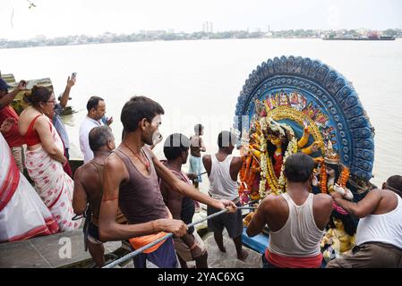 Feierlichkeiten zum Ende des Durga Puja Festivals die Göttin Durga tauchen in den Ganges ein, was das Ende des Hindu Durga Puja Festivals markiert. Das Durga Puja Festival ist das größte religiöse Ereignis für die bengalischen Hindus, glauben, dass die Göttin Durga die Macht und den Triumph des Guten über das Böse symbolisiert. Am 12. Oktober 2024 in Kalkutta, Indien. Kolkata Westbengalen Indien Copyright: XDipaxChakrabortyx Stockfoto