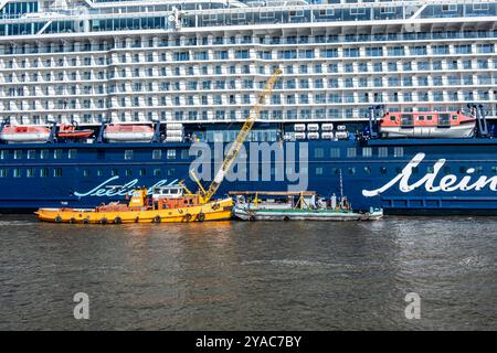 Hamburg, Deutschland - 09 05 2024: Nahaufnahme zweier kleiner Versorgungsschiffe auf einem Kreuzfahrtschiff im Hamburger Hafen Stockfoto