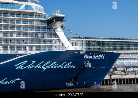 Hamburg, Deutschland - 09 05 2024: Nahaufnahme des Bugs des Kreuzfahrtschiffes mein Schiff 1 im Hamburger Hafen Stockfoto