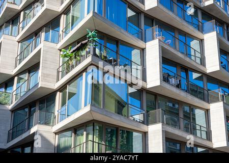 Detail einer modernen Wohnanlage mit deckenhohen Fenstern in Berlin gesehen, Deutschland Stockfoto