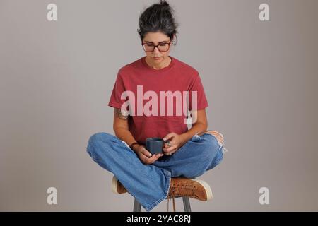 Model trägt ein T-Shirt in bequemen Farben für Mockups und Flatlays gildan Stockfoto