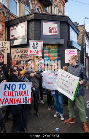 Demonstranten versammeln sich, um mit Plakaten vor dem Café Blah Withington, South Manchester, zu protestieren. Das unabhängige Pub/Bar/Café veranstaltete Kunst- und Filmshows und diente der lokalen Gemeinde, aber die Besitzer wurden nach einem Streit ausgeschlossen, der durch eine dramatische Mieterhöhung durch den Vermieter verursacht wurde. Unabhängige kleine Unternehmen haben aufgrund steigender Mieten und großer Bauvorhaben in der Stadt und den umliegenden Städten immer schwieriger, Räumlichkeiten zu finden. Withington, Manchester Großbritannien Bild: Garyroberts/worldwideFeature.som Credit: GaryRobertsphotography/Alamy Live News Stockfoto