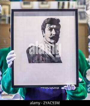 Olympia Autions London UK 13 Oct 2024 A 1968, ein Vorschaubild von John Osborne in der Rolle des Radziwill, Schnurrbart und sitzend, mit Blick über die Schulter, aus dem Film The Charge of the Light Brigade, das Drehbuch, das Osborne schrieb, wurde jedoch wegen einer Anklage des Schauspielers Laurence Harvey, der seinen eigenen Film über die Anklage drehen wollte, verstößt. der Osborne beschuldigte, eine kürzlich veröffentlichte Geschichte des Ereignisses, für das er, Harvey, die Filmrechte erworben hatte, wesentlich zu nutzen. Jetzt bis zum 20. Oktober . Paul Quezada-Neiman/Alamy Live News Stockfoto