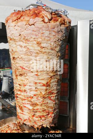 Chicken Döner Kebab kochen auf Grill und Getting Ready for Festival Besucher beim traditionellen jährlichen Food Festival in Adana, Türkei Stockfoto