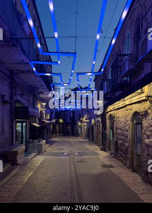 Rivlin Street in Nahalat Shiva eine gewöhnlich überfüllte Fußgängerpromenade, die von Straßencafés und Bars gesäumt ist, wird während des Jom Kippur in Jerusalem, Israel, leer gesehen Stockfoto