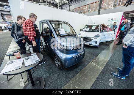 Göteborg, Schweden - 03. dezember 2022: Menschen, die sich ZhiDou Elektroautos ansehen Stockfoto