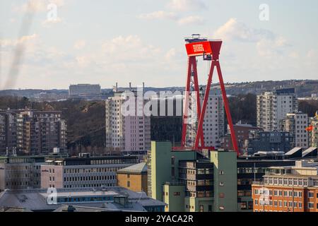 Göteborg, Schweden - 25. Februar 2023: Blick auf den Eriksberg-Portalkran und hohe Wohnhäuser Stockfoto