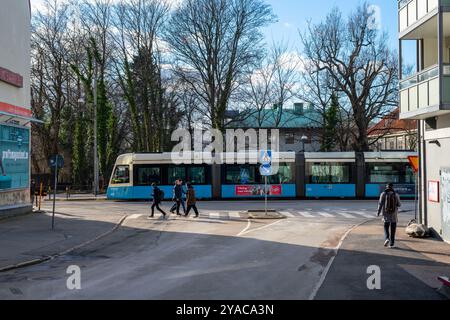 Göteborg, Schweden - 25. Februar 2023: Straßenbahnhaltestelle in Bangatan Stockfoto