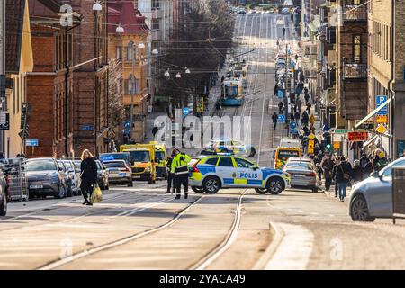 Göteborg, Schweden - 25. Februar 2023: Polizeisperre bei Karl Johans-Gatan bei einem Brand in einer Seitenstraße Stockfoto