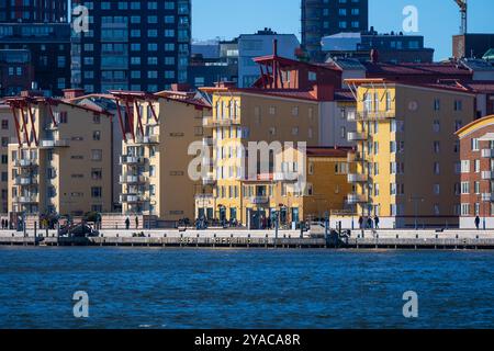 Göteborg, Schweden - 05. März 2023: Wohngebäude und Uferpromenade am Eriksberg Stockfoto