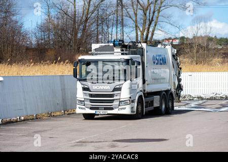 Göteborg, Schweden - 14. März 2023: Weißer Müllwagen mit Heckladung auf einem Parkplatz Stockfoto