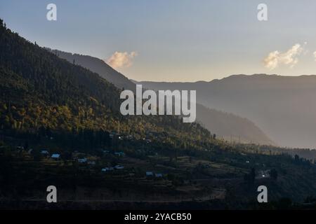 Kaschmir, Indien. Oktober 2024. Wohnhäuser sind umgeben von bunten Bäumen während der Herbstsaison am Stadtrand von Srinagar, der Sommerhauptstadt von Jammu und Kaschmir. Der Herbst, auch bekannt als Harud, ist eine Saison der Ernte in Kaschmir mit Bäumen, die ihre Farbe ändern, während die Tageslichtstunden mit dem Winter kürzer werden. Quelle: SOPA Images Limited/Alamy Live News Stockfoto