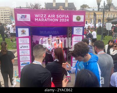 Sofia, Bulgarien. 13. Oktober 2024. Teilnehmer des traditionellen jährlichen Marathons, gesponsert von Wizz Air in der bulgarischen Hauptstadt Sofia. Quelle: Ognyan Yosifov/Alamy Live News Stockfoto