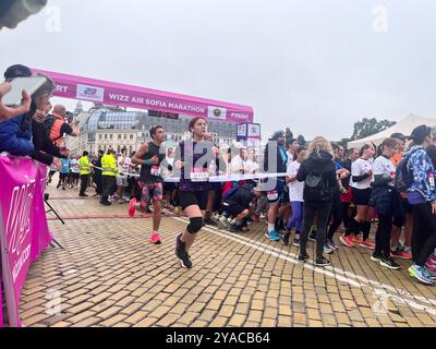 Sofia, Bulgarien. 13. Oktober 2024. Teilnehmer des traditionellen jährlichen Marathons, gesponsert von Wizz Air in der bulgarischen Hauptstadt Sofia. Quelle: Ognyan Yosifov/Alamy Live News Stockfoto