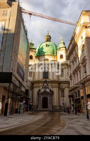 WIEN, ÖSTERREICH - 28. JULI 2021: Katholische Kirche St. Peter in Wien, Österreich Stockfoto