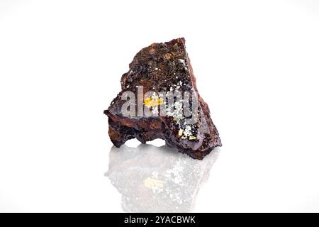 Gelbes Wulfenit mit grünen Mimetit-Kristallen. Exemplar aus der Ojuela Mine, Mapimi, Mexiko. Fotografie isoliert auf weißem Schwarzgrund. Makrodetails zurück Stockfoto