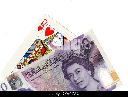 Eine Herzkönigin spielt Karte und eine 20-Pfund-Banknote aus Großbritannien. Stockfoto