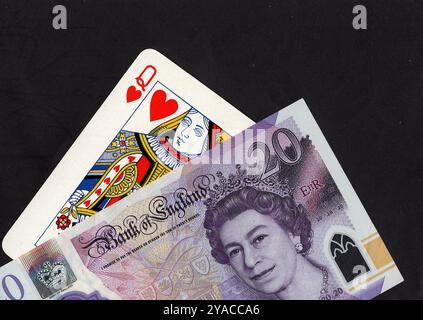 Eine Herzkönigin spielt Karte und eine 20-Pfund-Banknote aus Großbritannien. Stockfoto