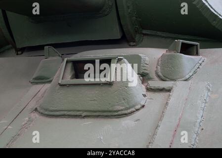 Fahrer Vision Ports auf einem sowjetischen T34-76 Panzer aus dem 2. weltkrieg. Oktober 2024. Stockfoto