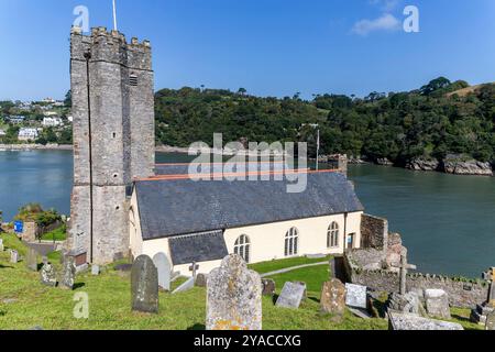 Blick hinunter auf die Kirche Saint Petrox und den Grabhof am Ufer des Flusses Dart. Stockfoto