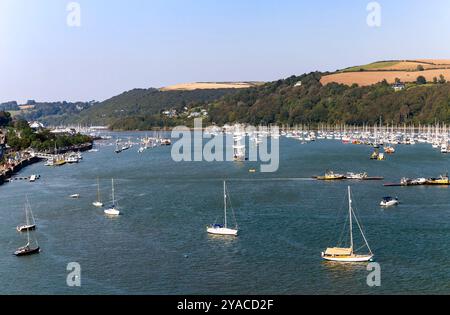 Blick auf den Fluss Dart, Blick in Richtung Dartmouth und Kingswear mit Lower Ferry und vertäuten Booten bei einer Flut. Stockfoto