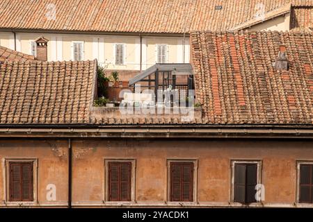Außenterrasse auf dem Dach eines Gebäudes in Rom, Italien Stockfoto