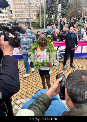 Sofia, Bulgarien. 13. Oktober 2024. Shedrack Kiptoo Kimaiyo aus Kenia als Gewinner des jährlichen Bronze Label Road Race Marathons, gesponsert von Wizz Air in der bulgarischen Hauptstadt Sofia. Quelle: Ognyan Yosifov/Alamy Live News Stockfoto