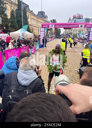 Sofia, Bulgarien. 13. Oktober 2024. Shedrack Kiptoo Kimaiyo aus Kenia als Gewinner des jährlichen Bronze Label Road Race Marathons, gesponsert von Wizz Air in der bulgarischen Hauptstadt Sofia. Quelle: Ognyan Yosifov/Alamy Live News Stockfoto