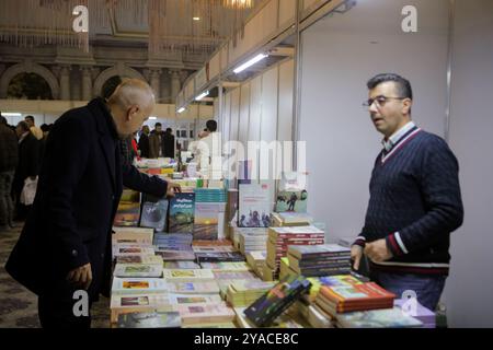 Gaziantep, Turkiye. 18. Dezember 2022. Die Bücher „Fatah Al-Islam: Origin and Destiny“ und „Syrien: Al-Qaidas neues Zuhause – Biografie von Abu Musab Al-Zarqawi“ auf Arabisch des Journalisten und Filmemachers Medyan Dairieh sind auf der zweiten Arabisch-Buchmesse Gaziantep zu sehen. Arabische Bücher sowie einige Bücher in türkischer und englischer Sprache wurden auf der Messe in der südtürkischen Stadt Gaziantep ausgestellt. Die Messe umfasste eine Reihe von kulturellen Veranstaltungen und Seminaren für die Besucher, mit einigen Bildungs- und Freizeitaktivitäten auch für die Kinder. Die Veranstaltung wurde von der Int Stockfoto