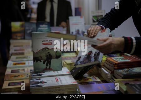 Gaziantep, Turkiye. 18. Dezember 2022. Die Bücher „Fatah Al-Islam: Origin and Destiny“ und „Syrien: Al-Qaidas neues Zuhause – Biografie von Abu Musab Al-Zarqawi“ auf Arabisch des Journalisten und Filmemachers Medyan Dairieh sind auf der zweiten Arabisch-Buchmesse Gaziantep zu sehen. Arabische Bücher sowie einige Bücher in türkischer und englischer Sprache wurden auf der Messe in der südtürkischen Stadt Gaziantep ausgestellt. Die Messe umfasste eine Reihe von kulturellen Veranstaltungen und Seminaren für die Besucher, mit einigen Bildungs- und Freizeitaktivitäten auch für die Kinder. Die Veranstaltung wurde von der Int Stockfoto