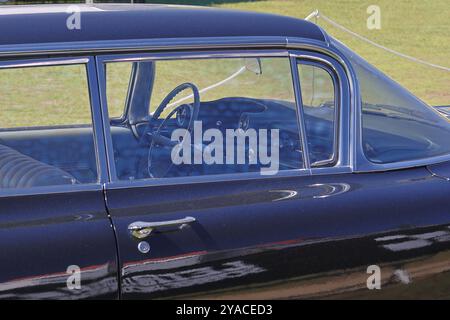 Klassisches cadillac Coupé deville mit Blick auf den Innenraum durch das Beifahrerfenster Stockfoto