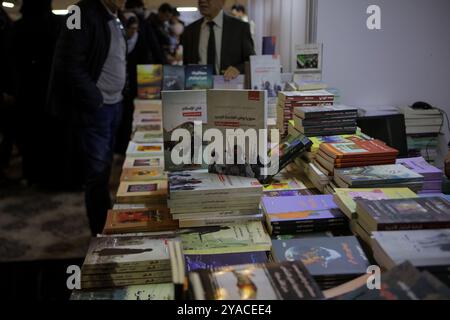 Gaziantep, Turkiye. 18. Dezember 2022. Die Bücher „Fatah Al-Islam: Origin and Destiny“ und „Syrien: Al-Qaidas neues Zuhause – Biografie von Abu Musab Al-Zarqawi“ auf Arabisch des Journalisten und Filmemachers Medyan Dairieh sind auf der zweiten Arabisch-Buchmesse Gaziantep zu sehen. Arabische Bücher sowie einige Bücher in türkischer und englischer Sprache wurden auf der Messe in der südtürkischen Stadt Gaziantep ausgestellt. Die Messe umfasste eine Reihe von kulturellen Veranstaltungen und Seminaren für die Besucher, mit einigen Bildungs- und Freizeitaktivitäten auch für die Kinder. Die Veranstaltung wurde von der Int Stockfoto