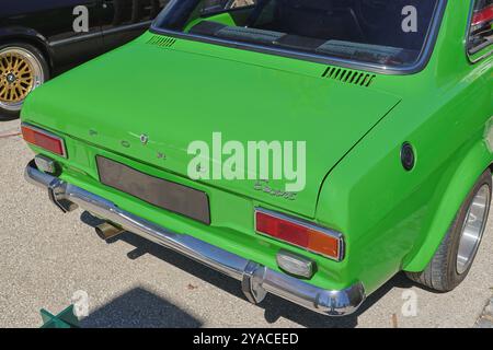 Green ford Escort mk1 parkte an einem sonnigen Tag und präsentiert sein klassisches Design und Chromdetails Stockfoto