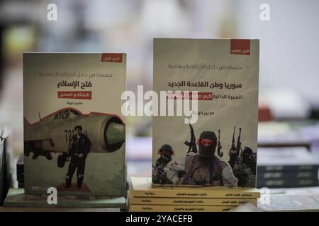 Gaziantep, Turkiye. 18. Dezember 2022. Die Bücher „Fatah Al-Islam: Origin and Destiny“ und „Syrien: Al-Qaidas neues Zuhause – Biografie von Abu Musab Al-Zarqawi“ auf Arabisch des Journalisten und Filmemachers Medyan Dairieh sind auf der zweiten Arabisch-Buchmesse Gaziantep zu sehen. Arabische Bücher sowie einige Bücher in türkischer und englischer Sprache wurden auf der Messe in der südtürkischen Stadt Gaziantep ausgestellt. Die Messe umfasste eine Reihe von kulturellen Veranstaltungen und Seminaren für die Besucher, mit einigen Bildungs- und Freizeitaktivitäten auch für die Kinder. Die Veranstaltung wurde von der Int Stockfoto