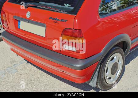 Roter volkswagen Polo gt parkte an einem sonnigen Tag auf einem Parkplatz Stockfoto