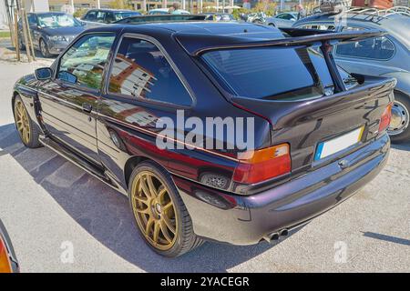 Ford Escort rs cosworth parkte mit Heckflügel und Leichtmetallfelgen Stockfoto