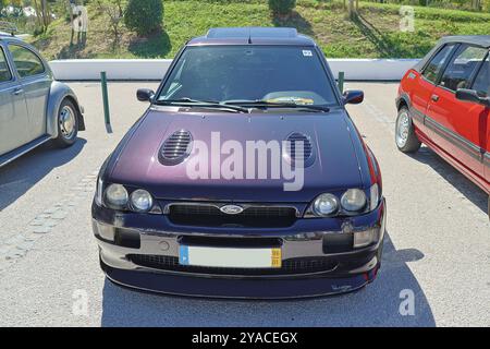 Der Ford Escort rs cosworth ist geparkt und zeigt sein kultiges Front-End-Design Stockfoto