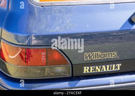 Das renault williams-Emblem befindet sich auf der Rückseite eines blauen Autos und kündigt damit das renommierte limitierte Modell an Stockfoto